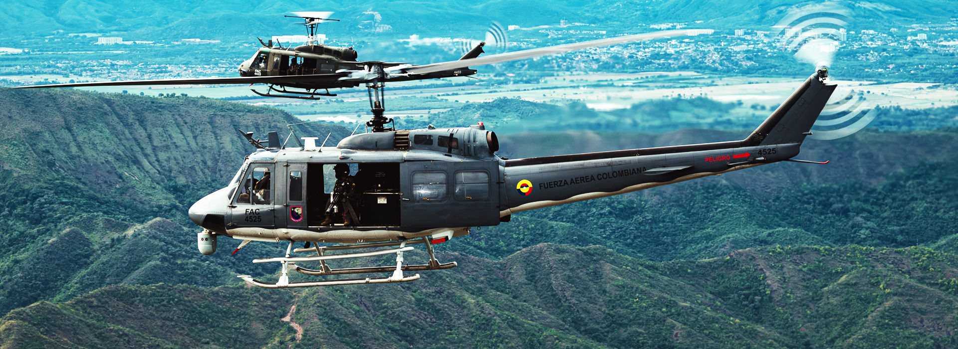 Helicópteros de la Fuerza Aeroespacial Colombiana en vuelo